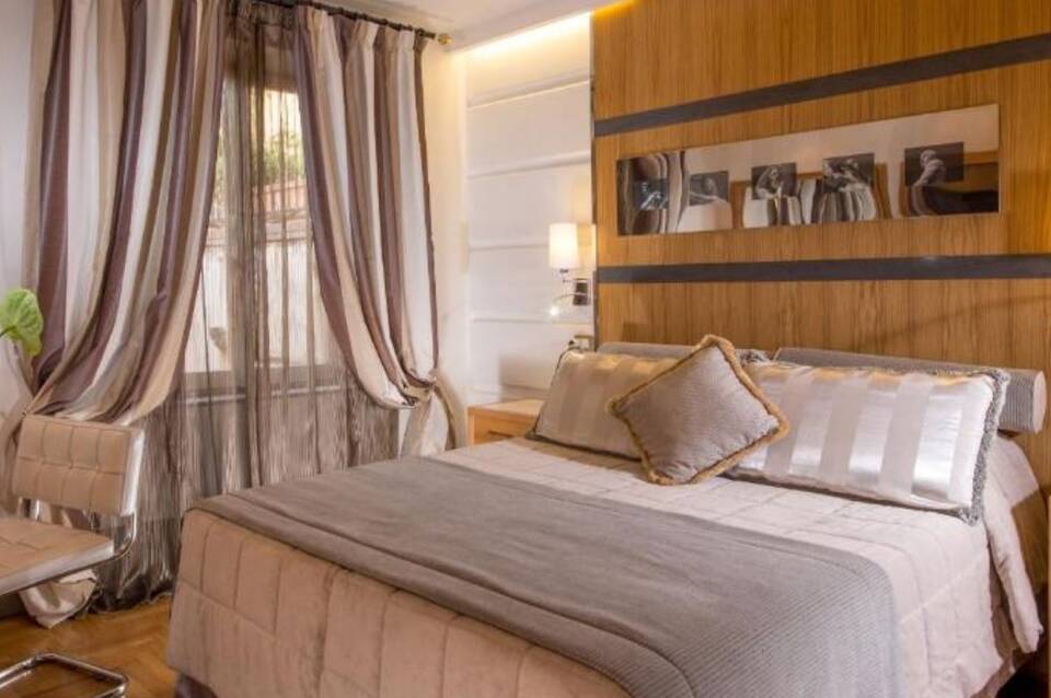 The Inn at the Spanish Steps 4
