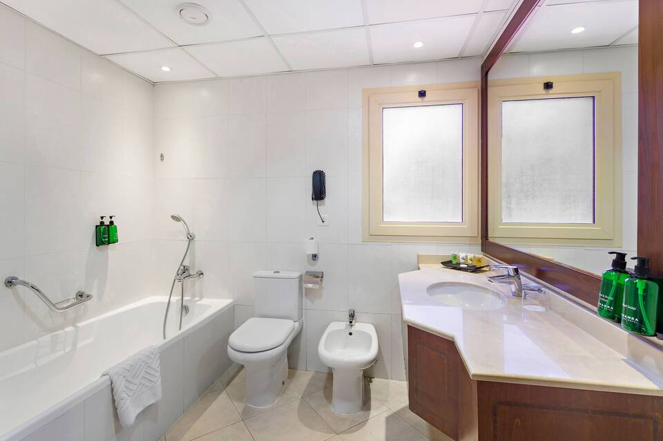 Al Hamra Village Hotel 4