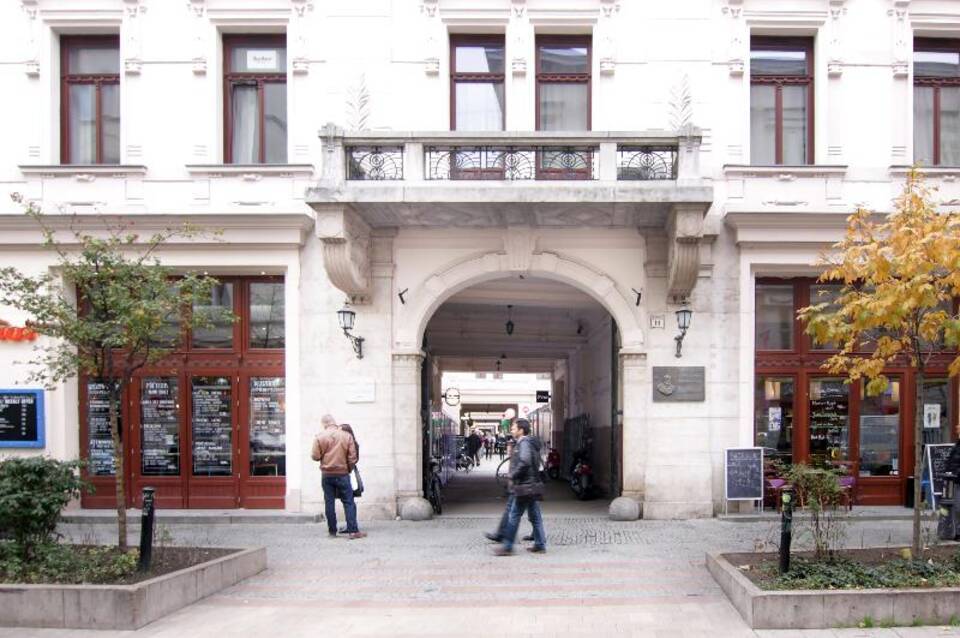 Gozsdu Court 2