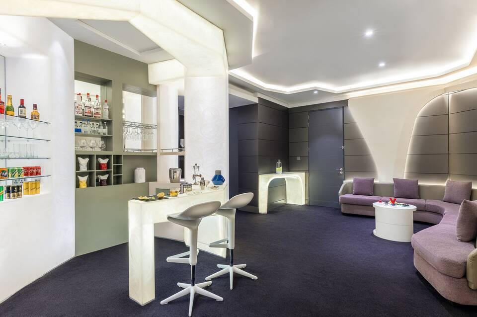 V Hotel Dubai Curio Collection by Hilton 4