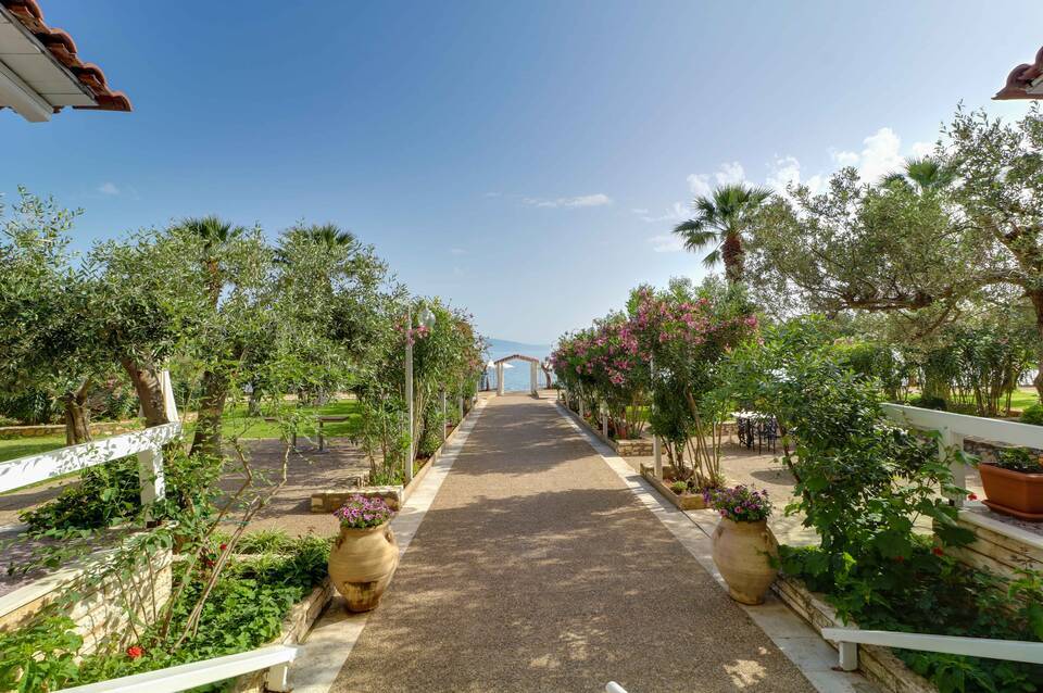 Calamos Beach Hotel 4