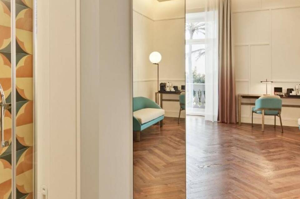 De Bonart Naples, Curio Collection by Hilton 1