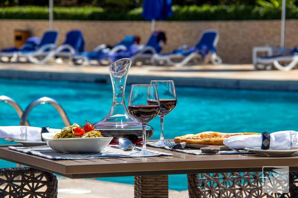 BM Beach Hotel 2