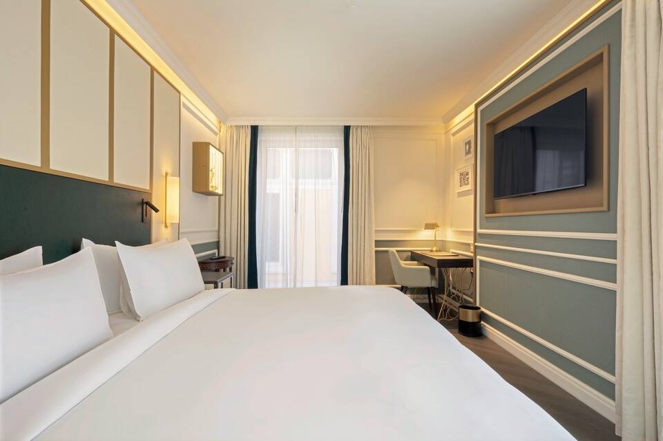 The Emerald House Lisbon, Curio Collection by Hilton 1