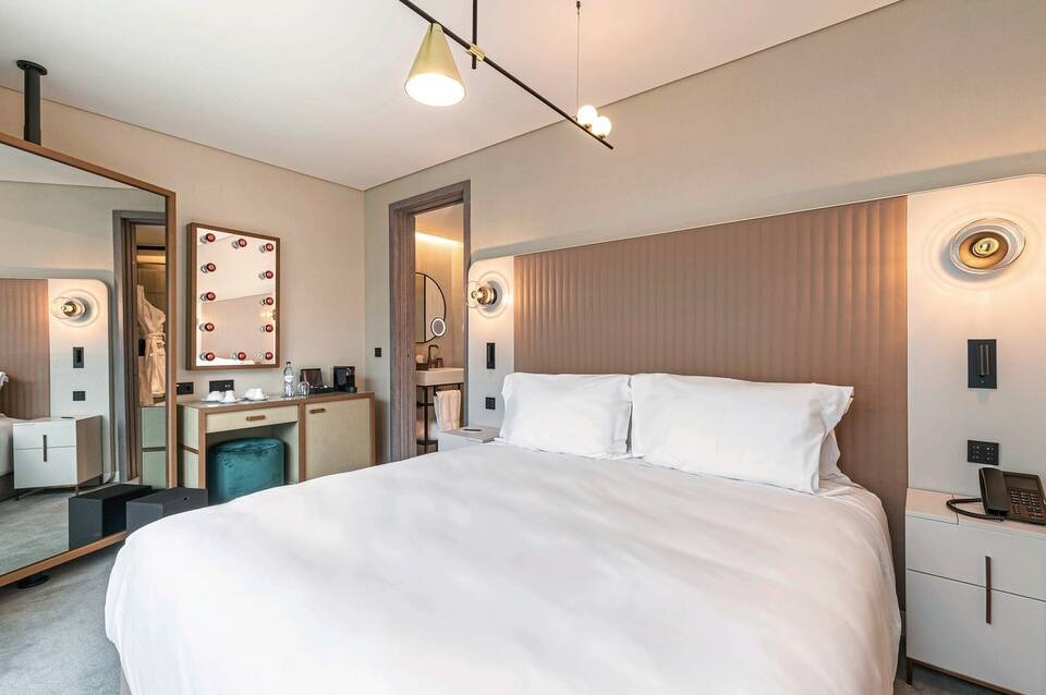 Luster Hotel 4