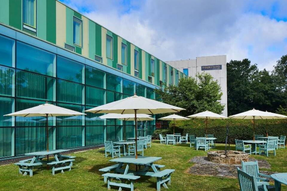 Courtyard London Gatwick Airport 3
