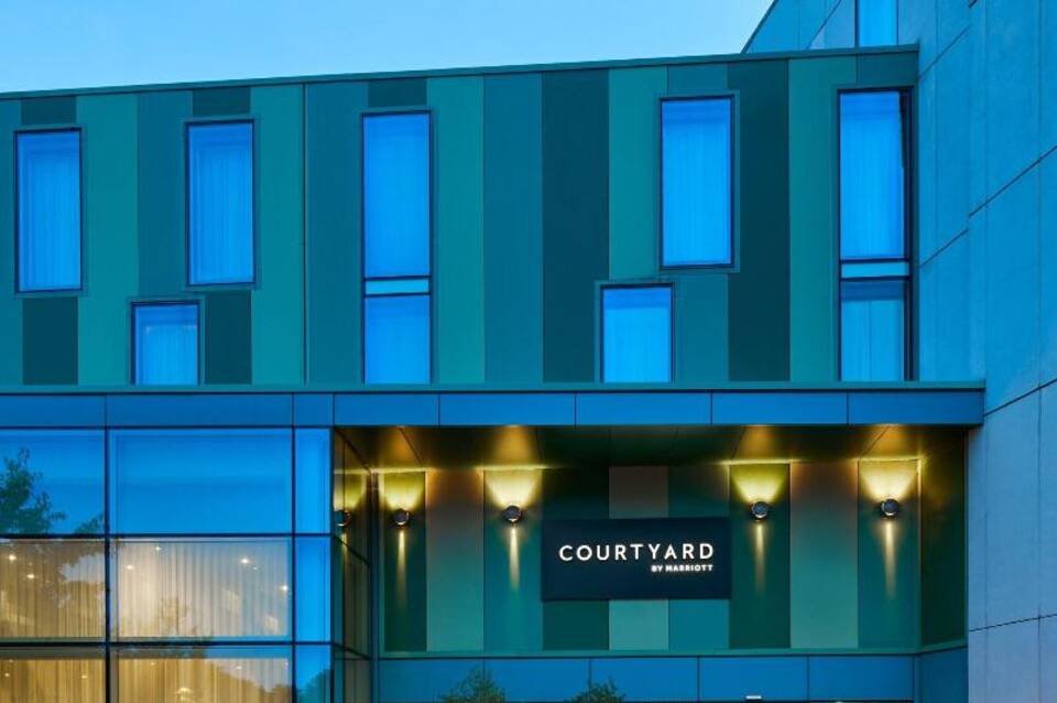 Courtyard London Gatwick Airport 5