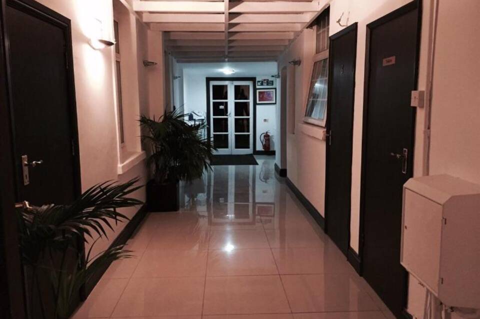 OYO Firs Lodge London Heathrow 3