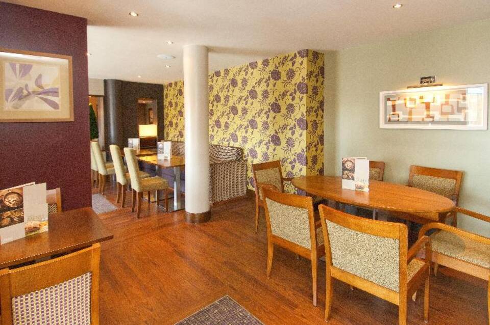 Premier Inn London Gatwick Airport Manor Royal 2