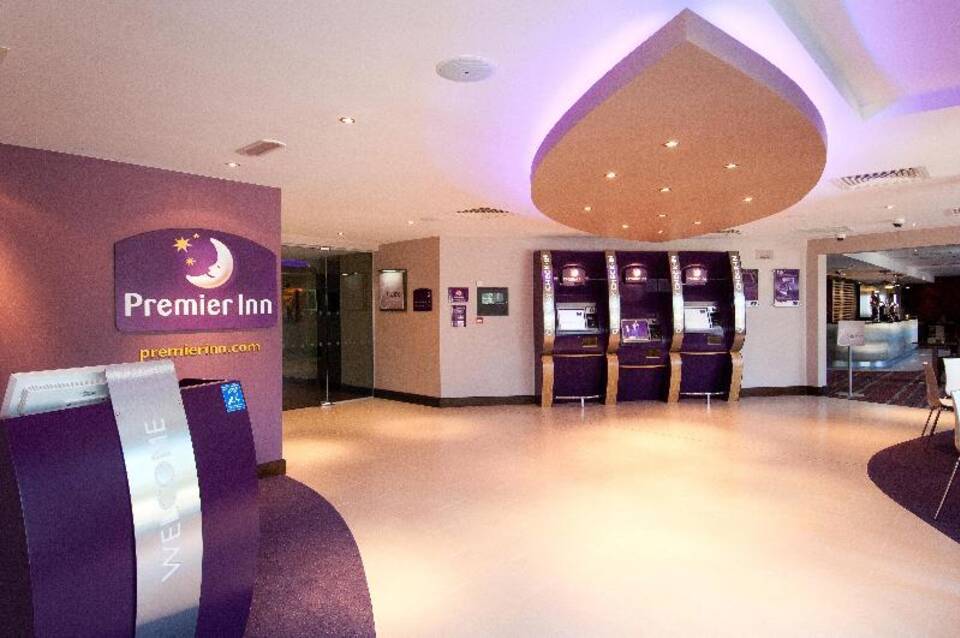Premier Inn London Gatwick Airport Manor Royal 3