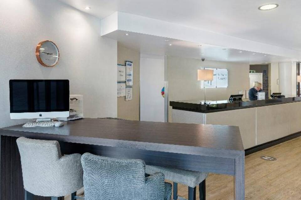 Holiday Inn Express Leigh - Sports Village 5