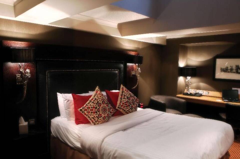 Eglinton Arms Hotel, Premier Collection 2
