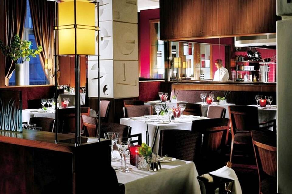 Canary Riverside Plaza Vignette Collection  by IHG 5