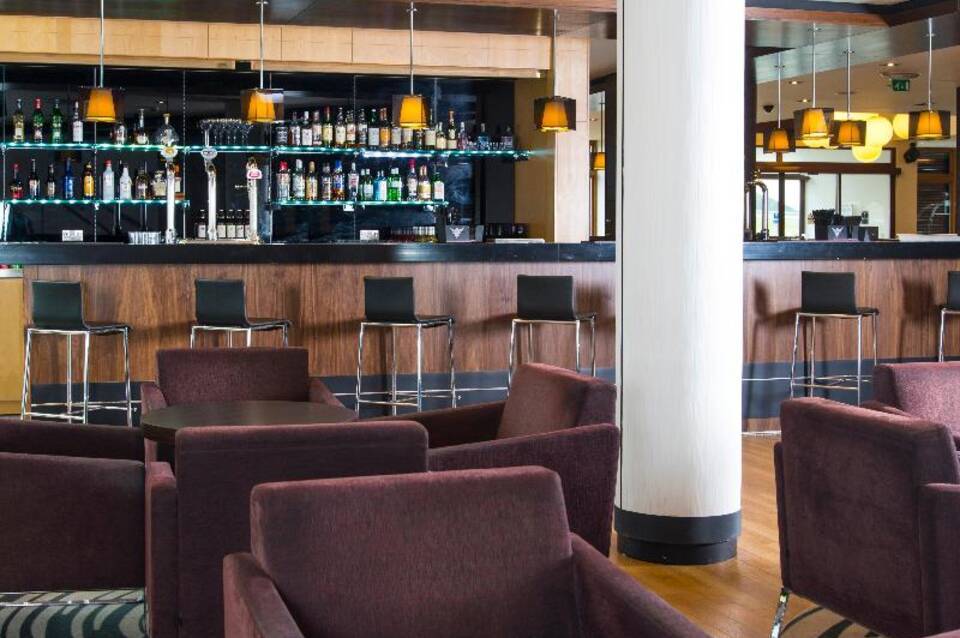 Holiday Inn Express London-Epsom Downs 2