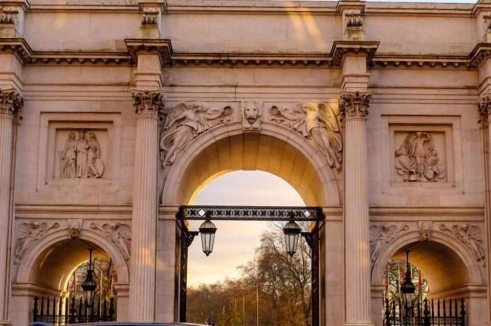 Berkeley Court Hotel London 4