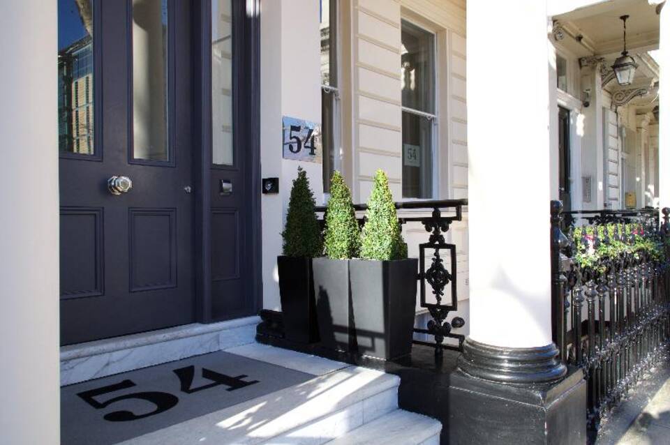 54 Queen’s Gate Hotel 1
