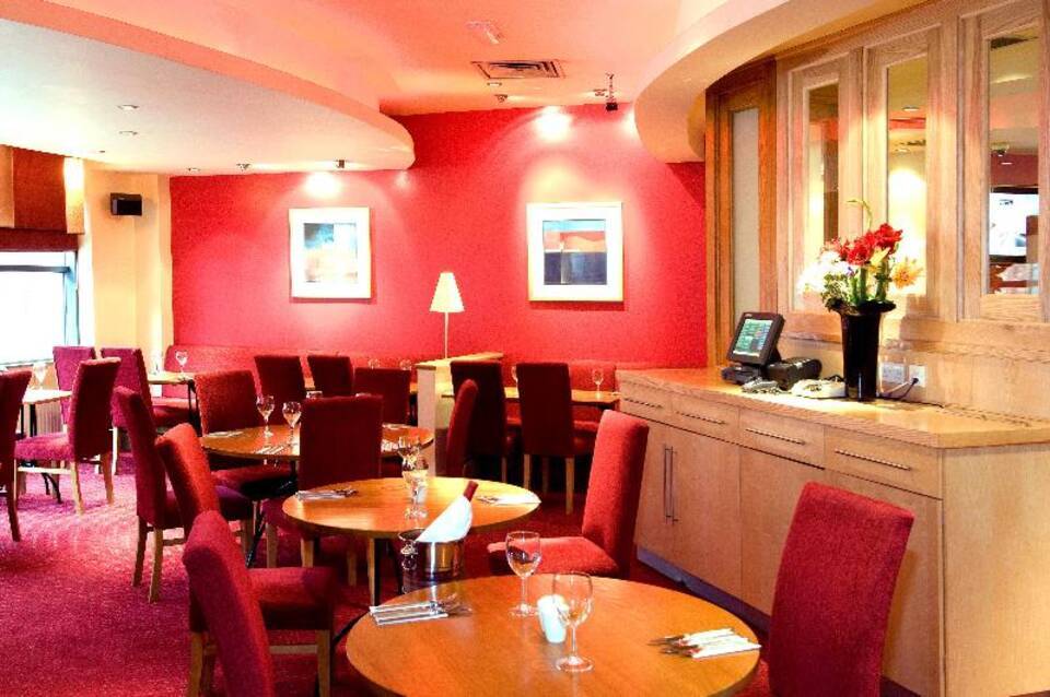 Premier Inn Manchester City Centre Portland Street 4