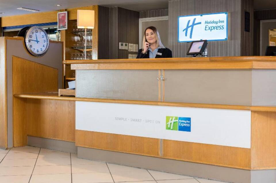 Holiday Inn Express London - Luton Airport 1