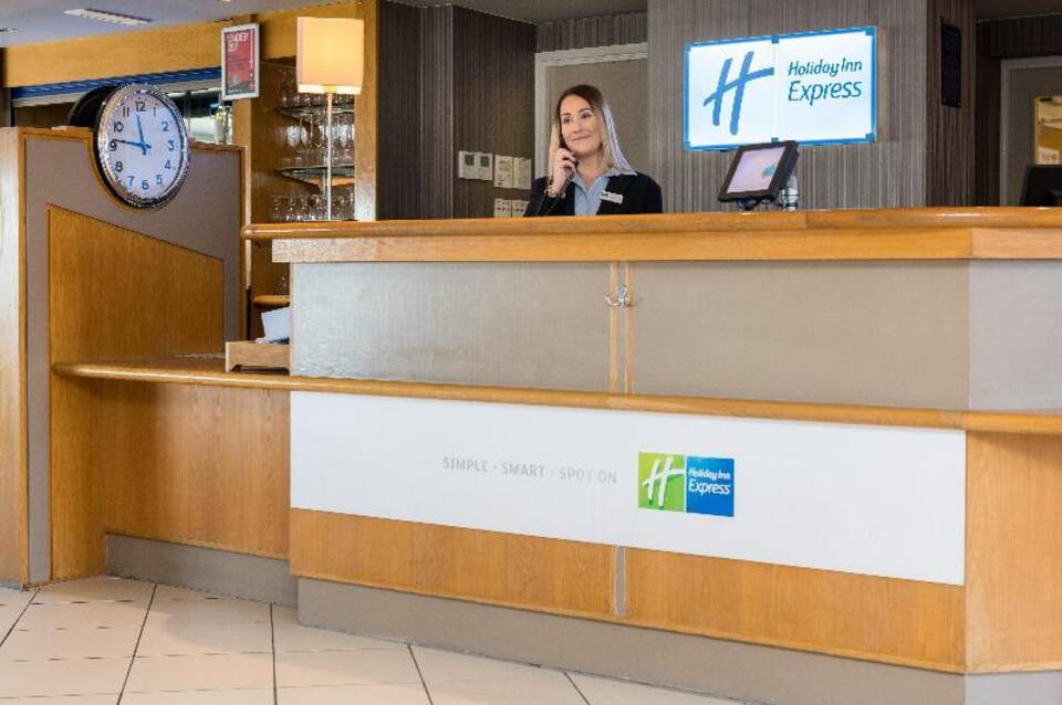 Holiday Inn Express London - Luton Airport 3