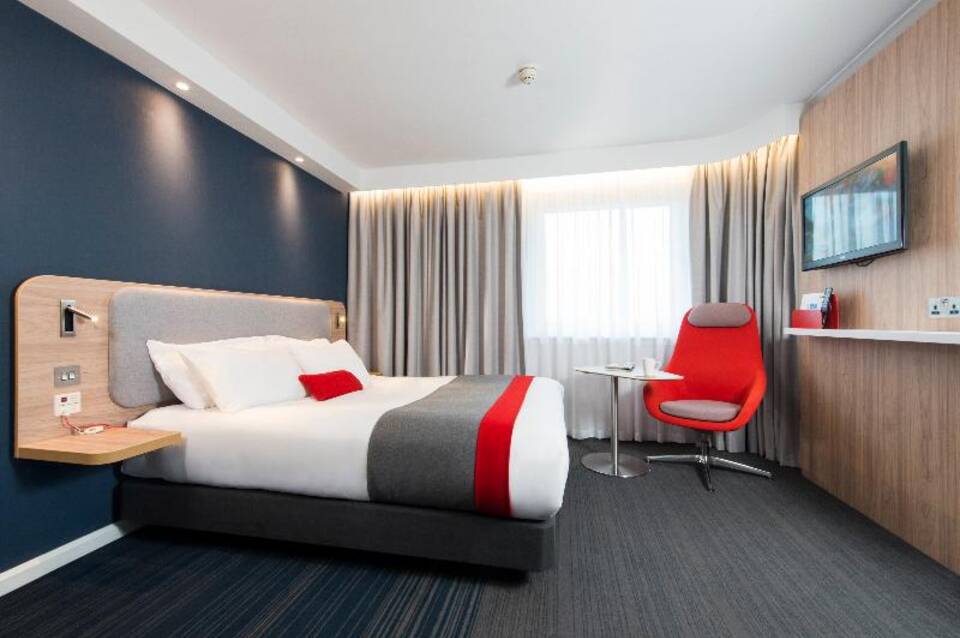 Holiday Inn Express London - Luton Airport 5