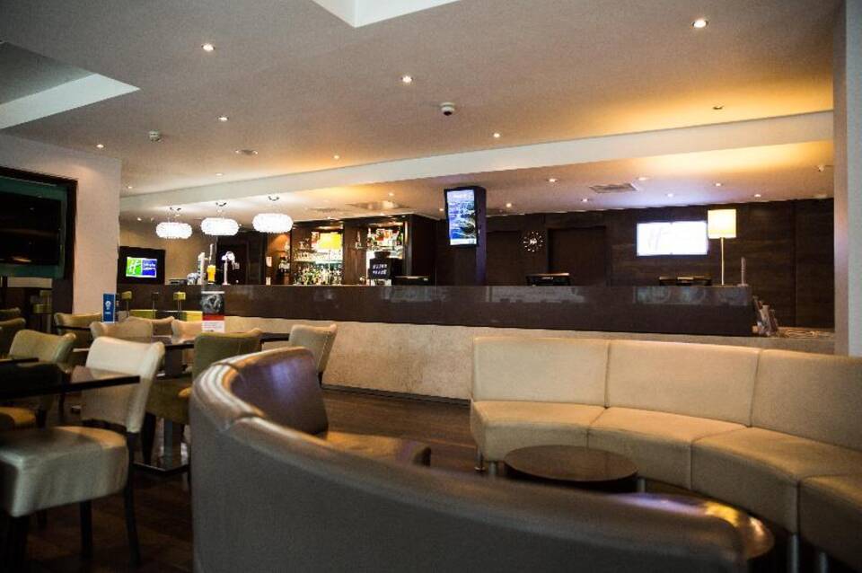 Holiday Inn Express Stratford 2