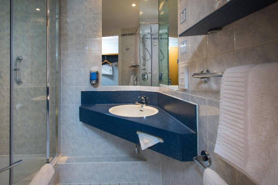 Holiday Inn Express - Salford Quays 5