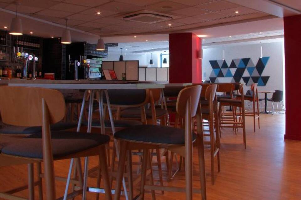 Holiday Inn Express London - Stansted Airport 3