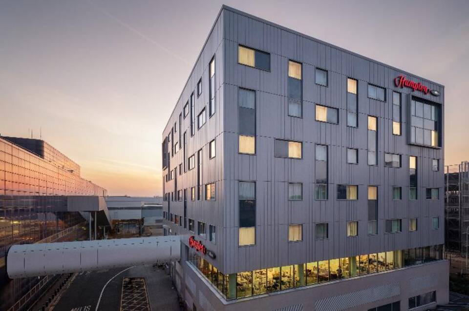Hampton by Hilton London Gatwick Airport 2
