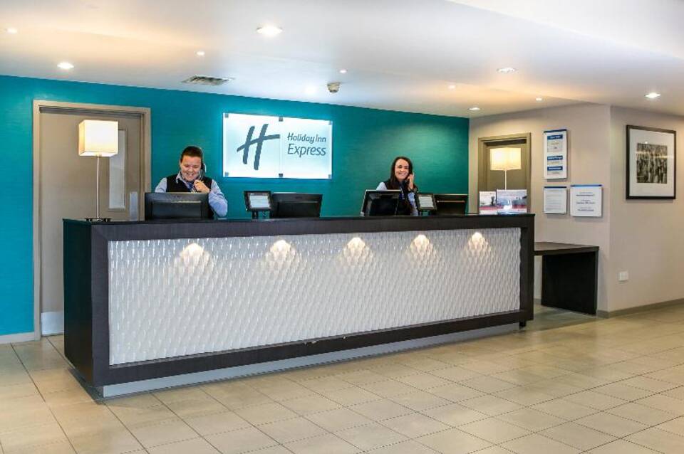 Holiday Inn Express Manchester Airport 1