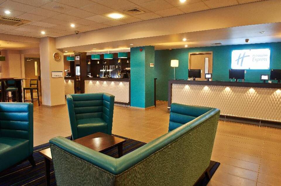 Holiday Inn Express Manchester Airport 2