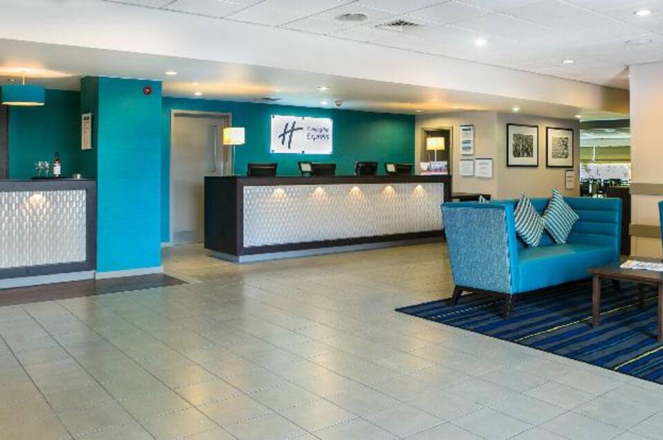 Holiday Inn Express Manchester Airport 3