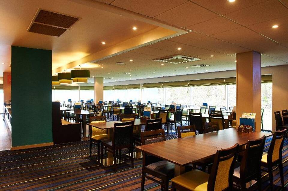 Holiday Inn Express Manchester Airport 4
