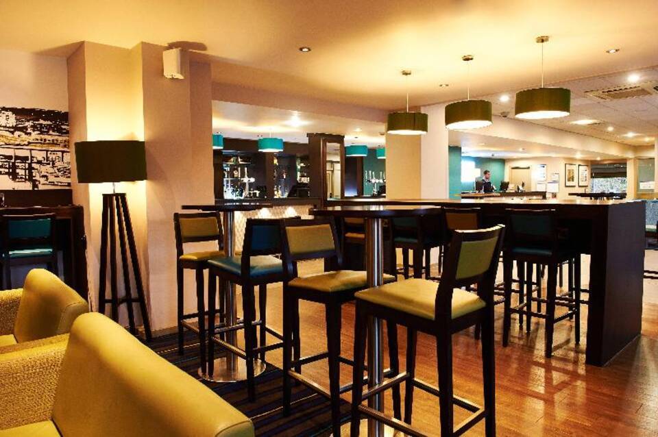 Holiday Inn Express Manchester Airport 5