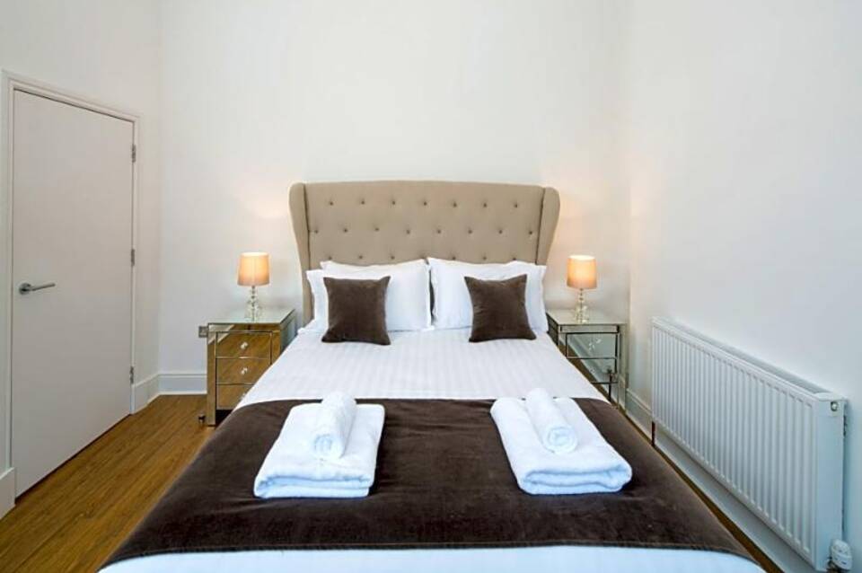 Edinburgh Castle Apartments And Suites 3