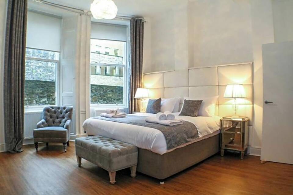 Edinburgh Castle Apartments And Suites 4