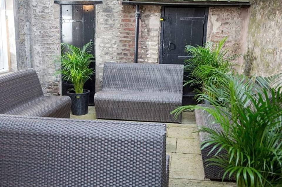 Edinburgh Castle Apartments And Suites 5