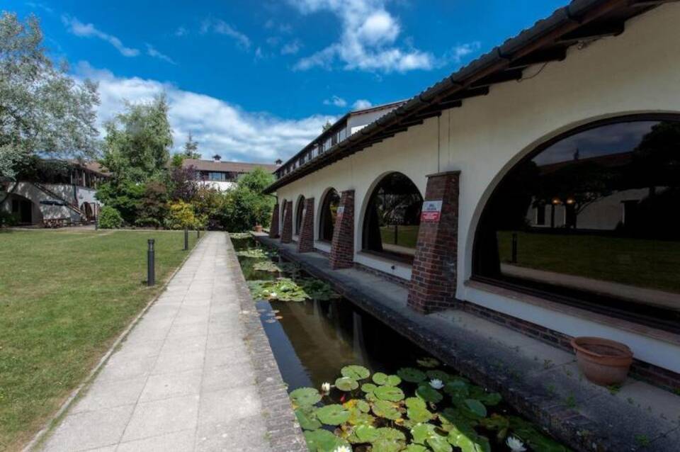 Europa Gatwick Hotel & Spa 1