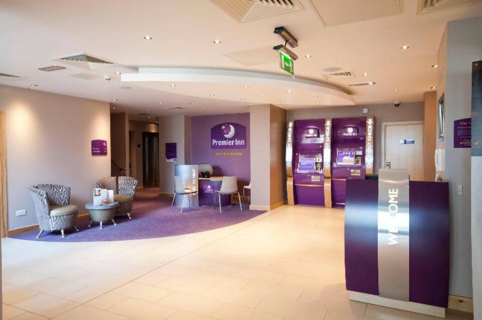 Premier Inn Edinburgh Airport (Newbridge) Hotel 3