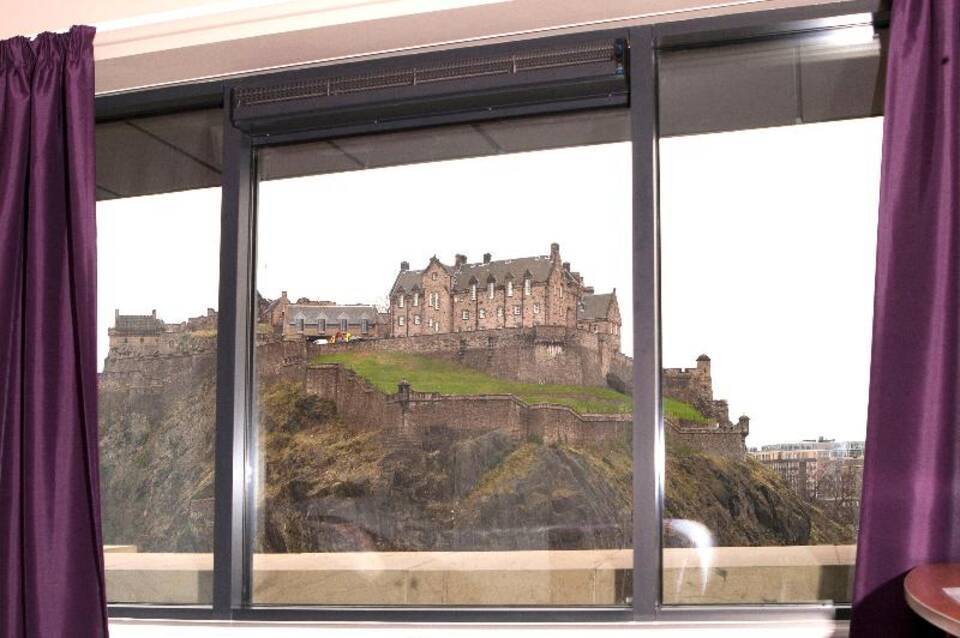 Premier Inn Edinburgh City Centre 2