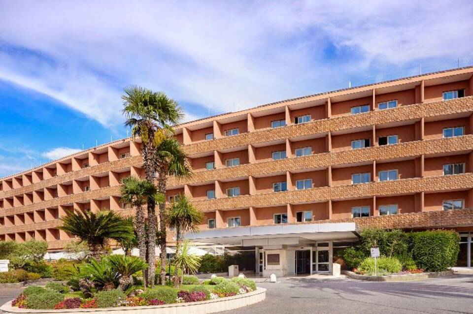 Crowne Plaza St. Peter's 3
