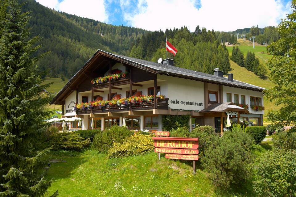 Ski-in-Ski-Out Hotel Garni Berghof 1