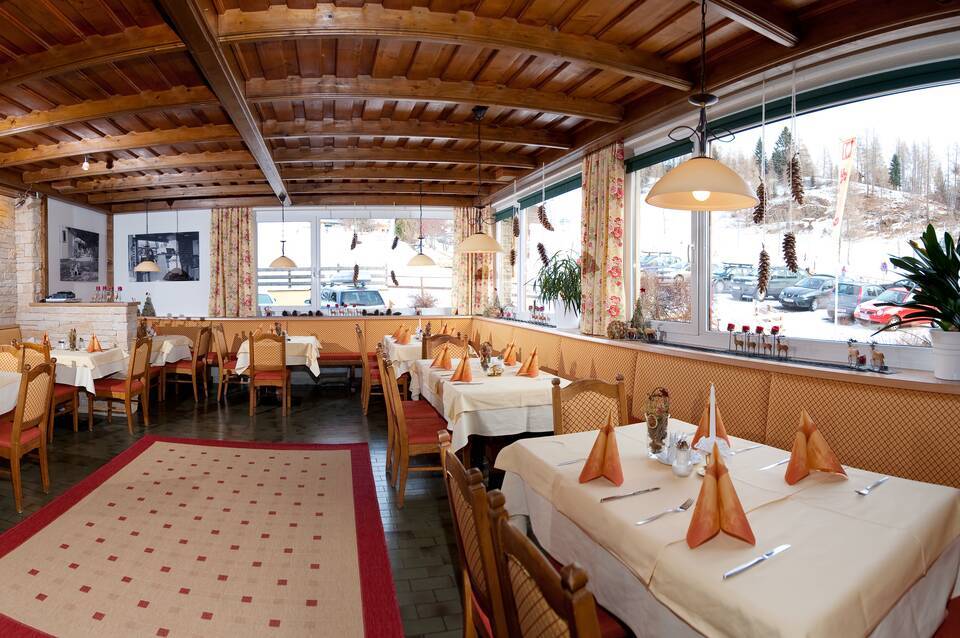 Ski-in-Ski-Out Hotel Garni Berghof 2