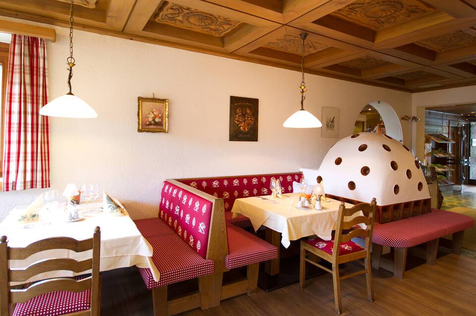 Ski-in-Ski-Out Hotel Garni Berghof 3