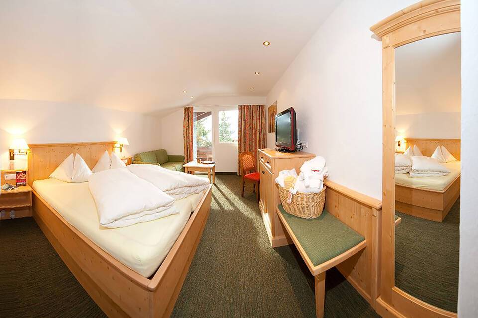 Ski-in-Ski-Out Hotel Garni Berghof 4