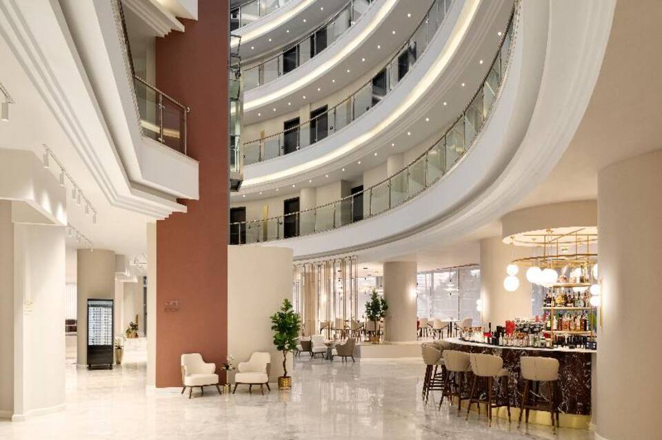 Ramada by Wyndham Bucharest Otopeni Airport 1