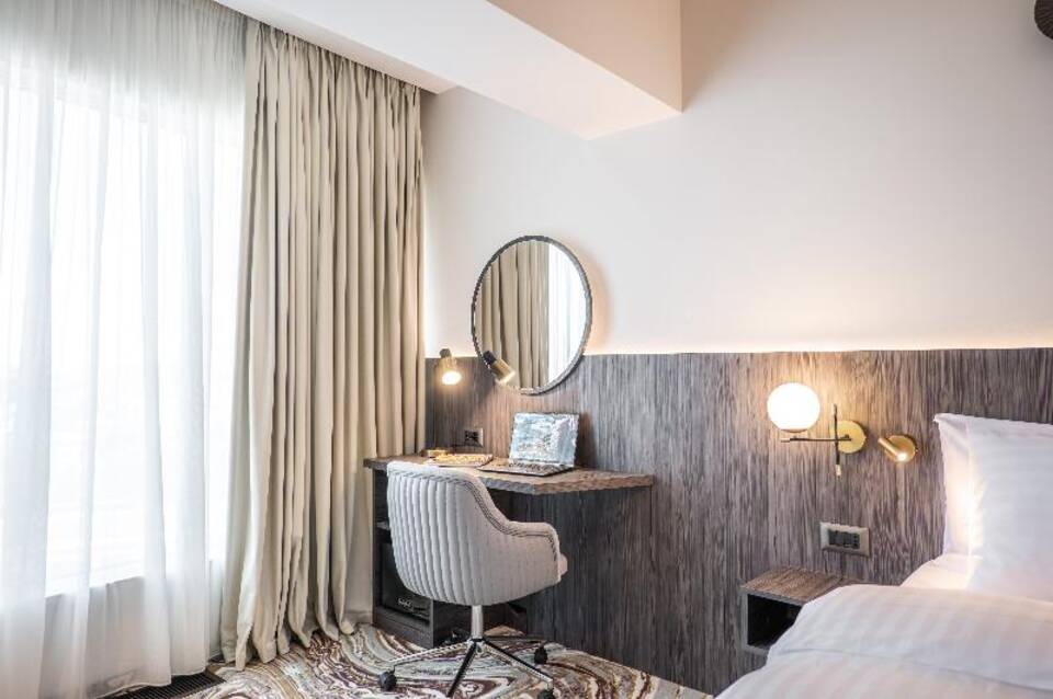 Ramada by Wyndham Bucharest Otopeni Airport 3