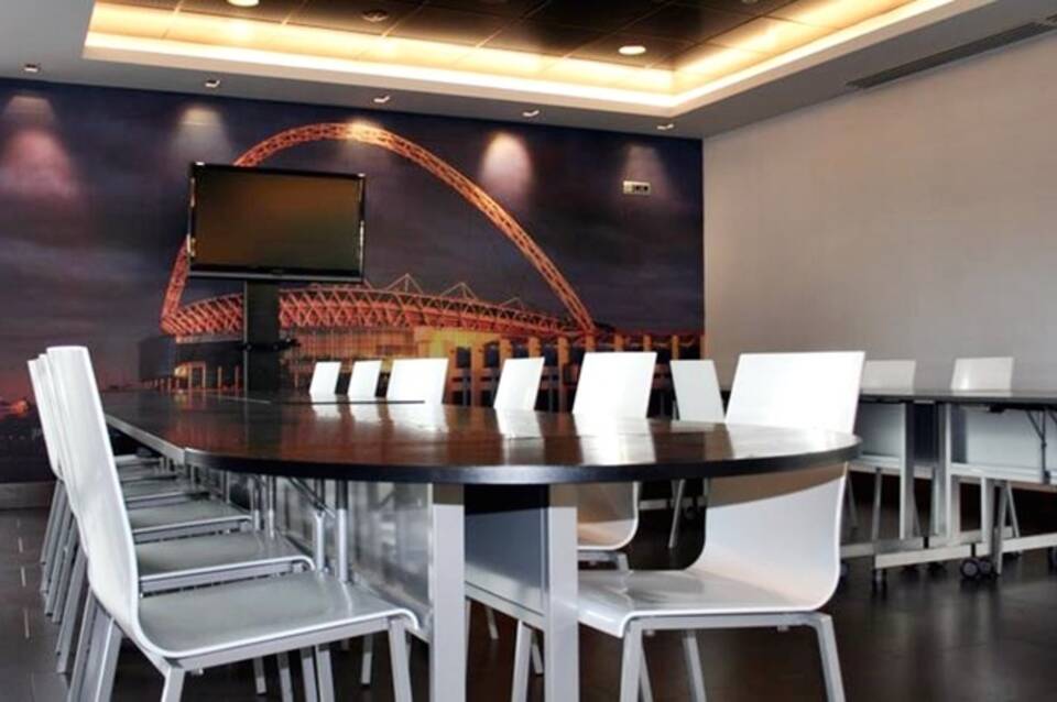täCH Madrid Airport Hotel 5