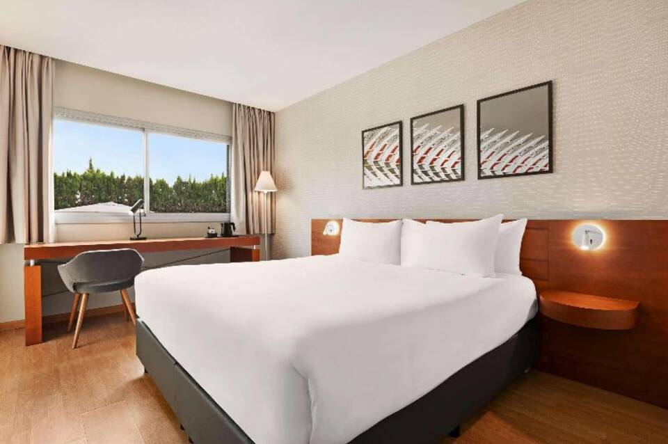 Ramada by Wyndham Valencia Almussafes 1