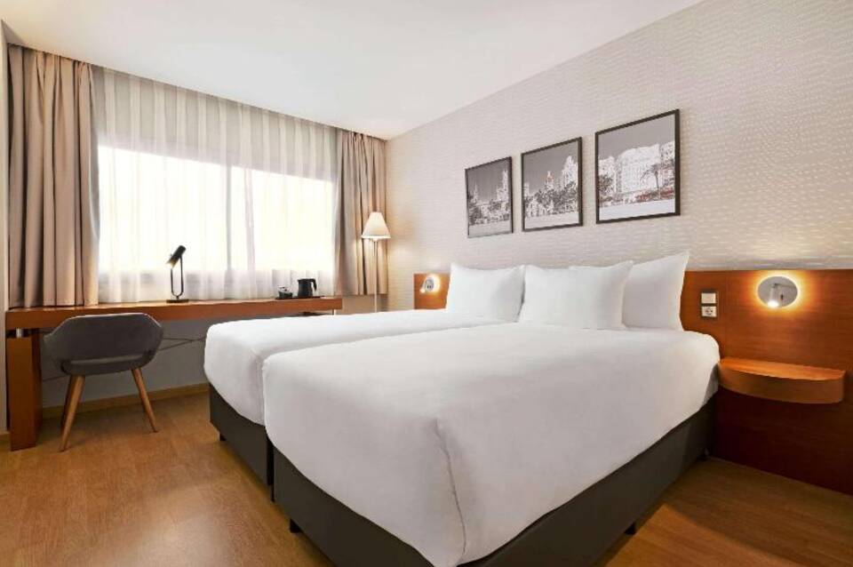 Ramada by Wyndham Valencia Almussafes 3