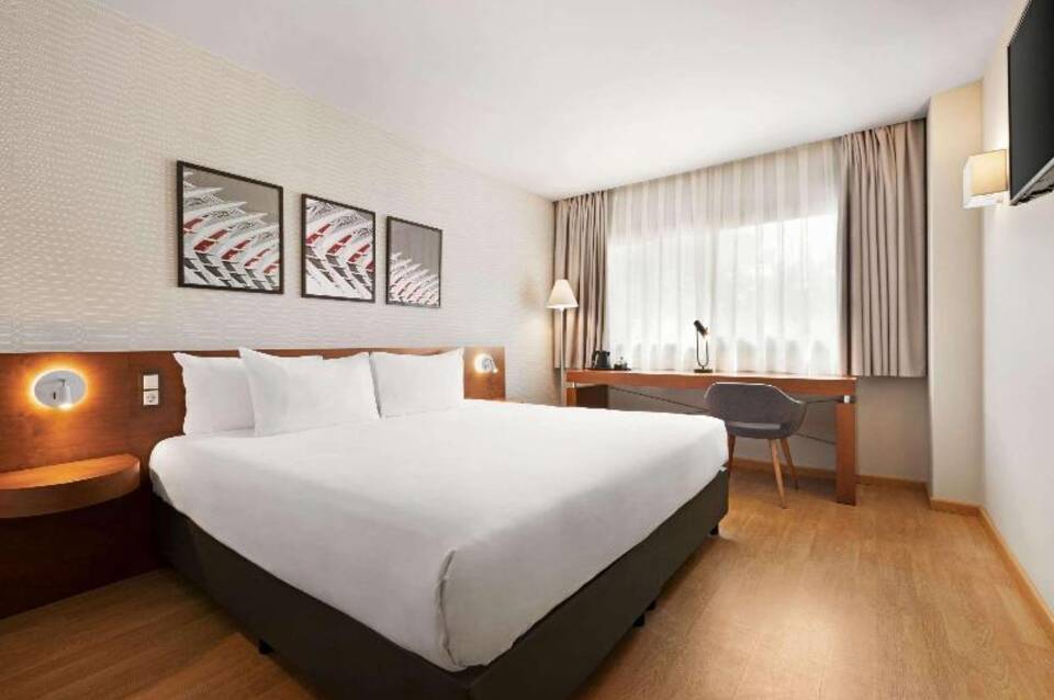 Ramada by Wyndham Valencia Almussafes 5